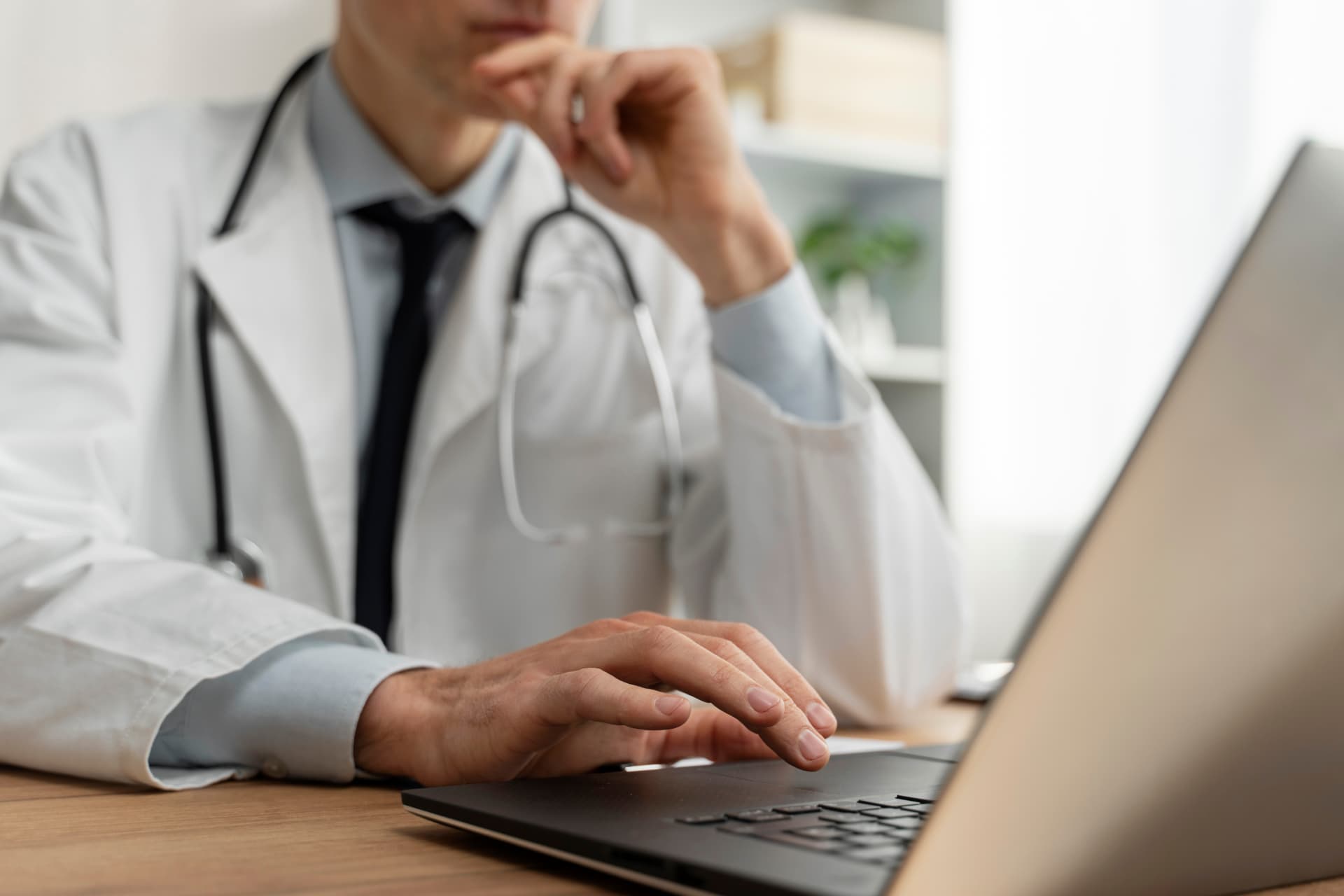 Médico atendendo pelo computador