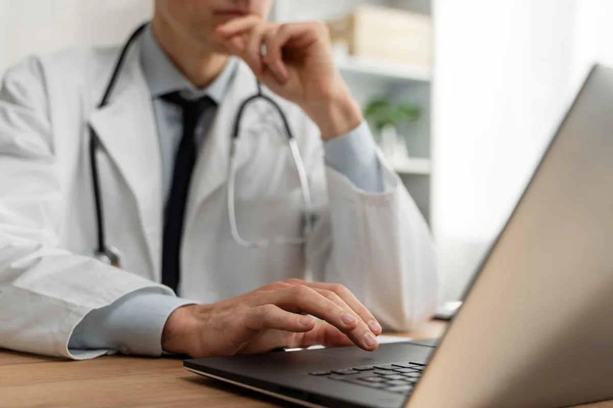 Médico atendendo pelo computador