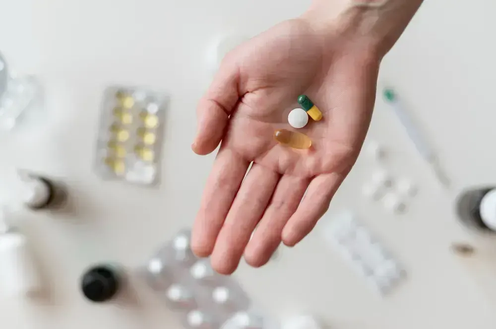 Mão segura antibióticos e anti-inflamatórios.