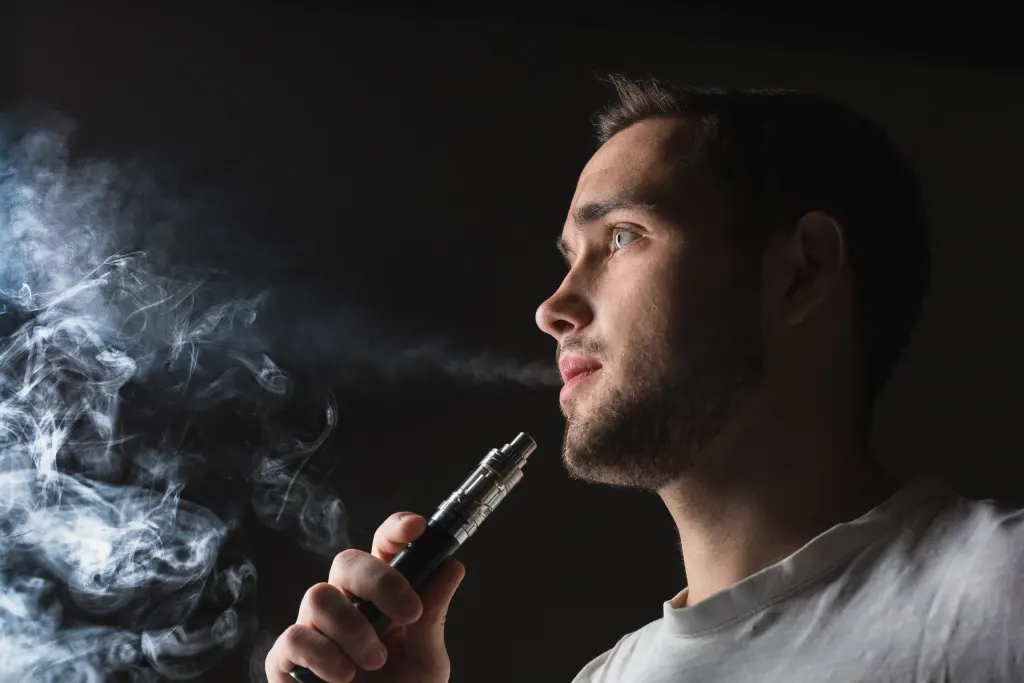 Pessoa segura um vape para ilustrar conteúdo sobre cigarro eletrônico faz mal para a saúde.
