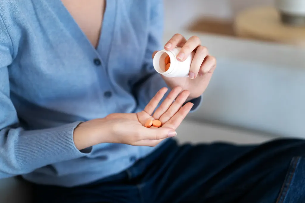 Mulher utiliza suplemento para tratar a falta de vitamina B12
