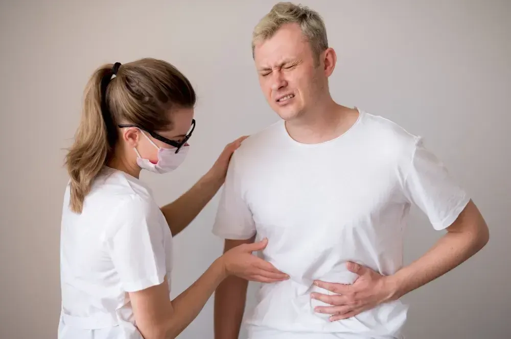 Homem está em consulta médica para identificar doença de Crohn X Síndrome do Intestino Irritável.
