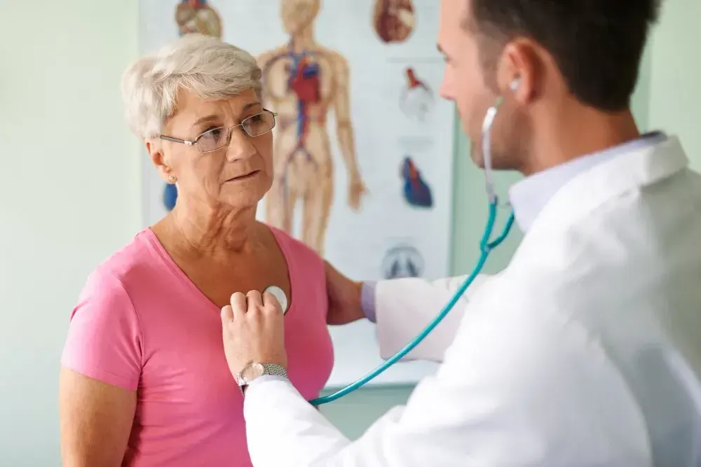 Médico usa estetocópio para analisar doenças do sistema cardiovascular.