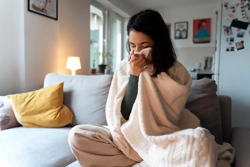 Mulher gripada tem sintomas de influenza a.