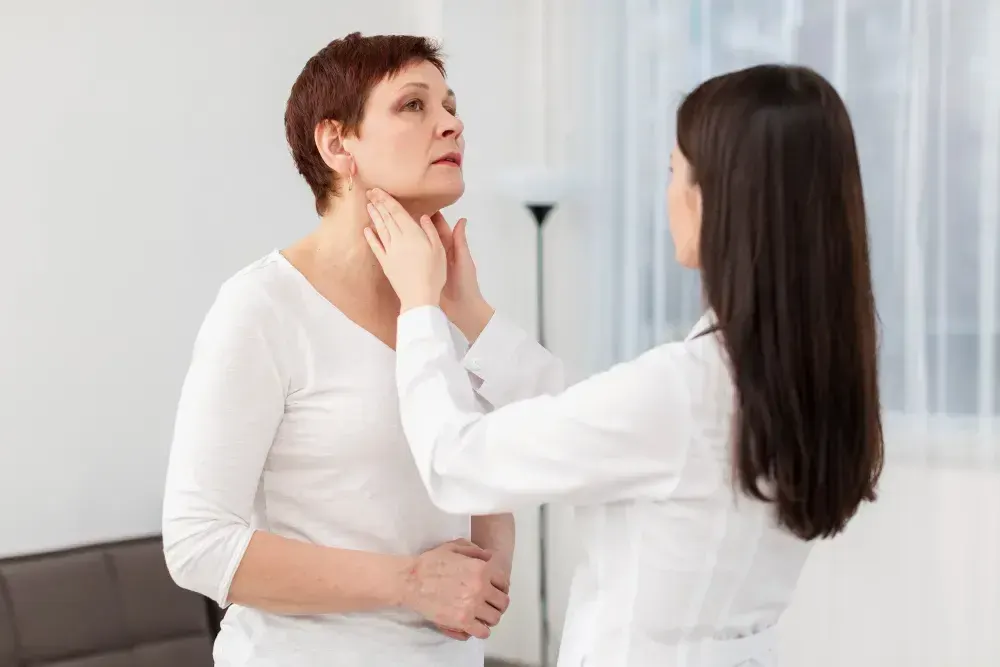 Médica analisa sintomas de hipotiroidismo em paciente.