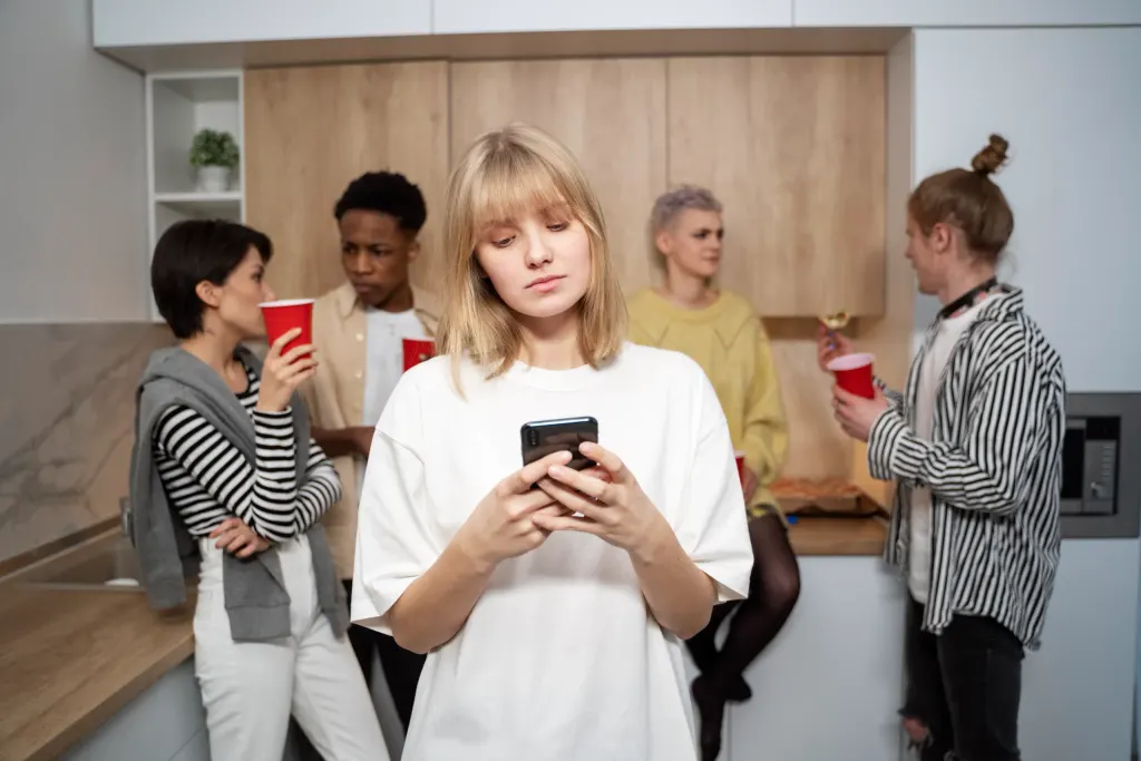 Imagem de jovem com o celular mostra quais são as consequências do uso excessivo de mídias sociais?