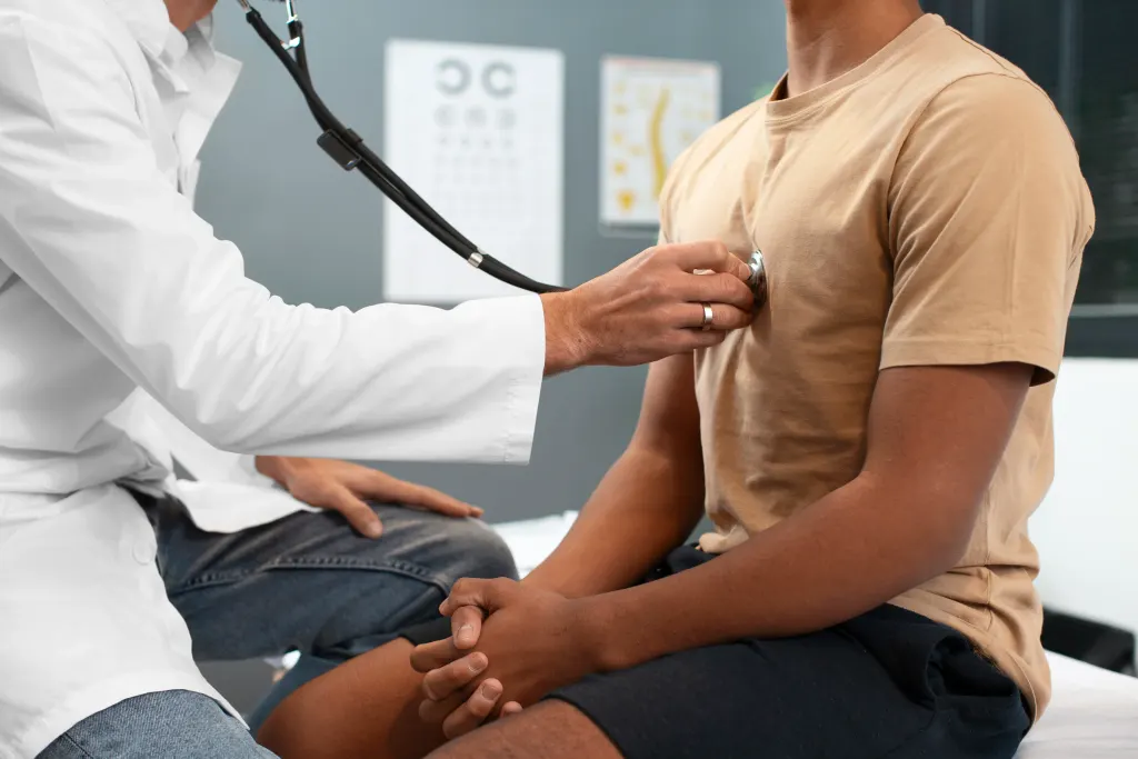 Médica analisa paciente com taquicardia.
